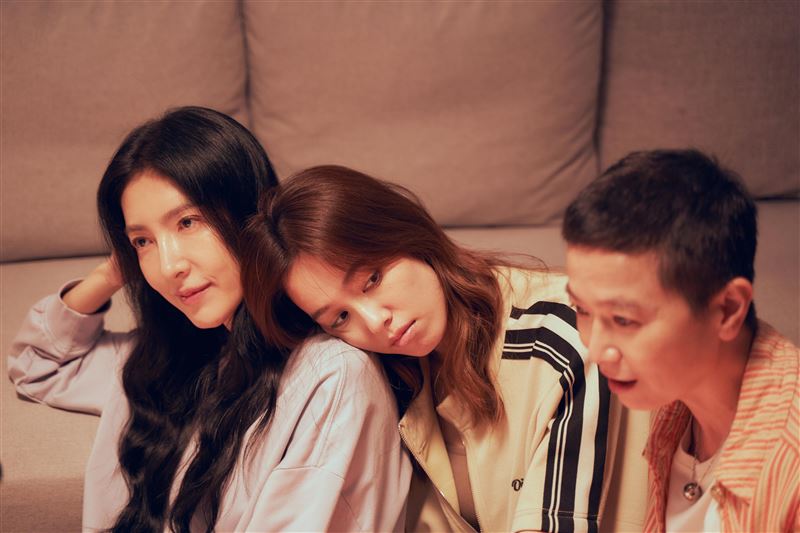 釜山影展/楊謹華「深V禮服前後開2洞」紅毯比美 攜手陳庭妮見韓粉