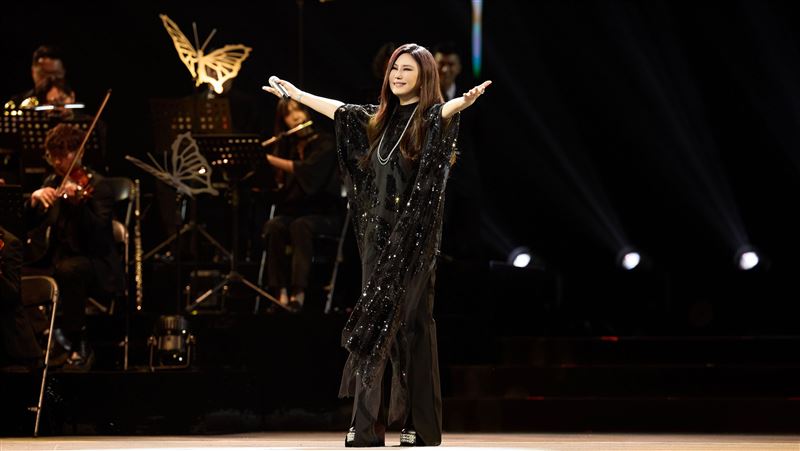 江蕙留長髮華麗登場!黑色閃亮禮服絕美 獻唱這首歌把台灣攬牢牢