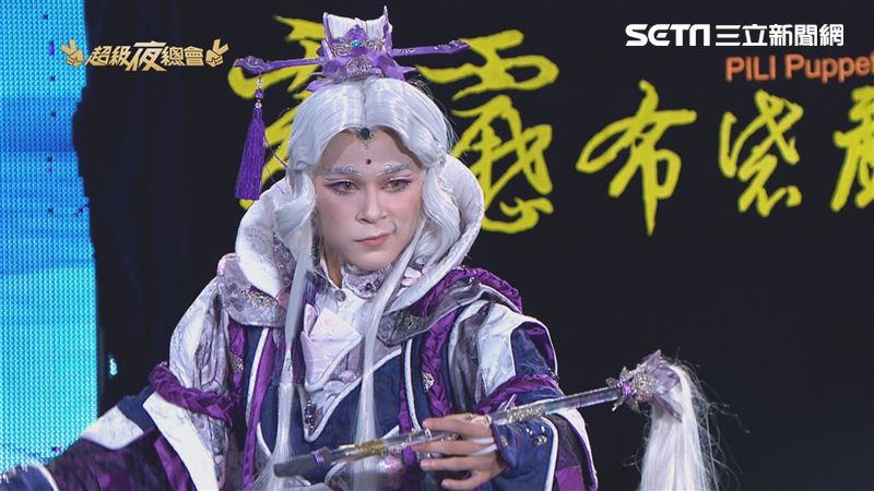 江志豐偶像包袱全丟 真人大戰霹靂布袋戲