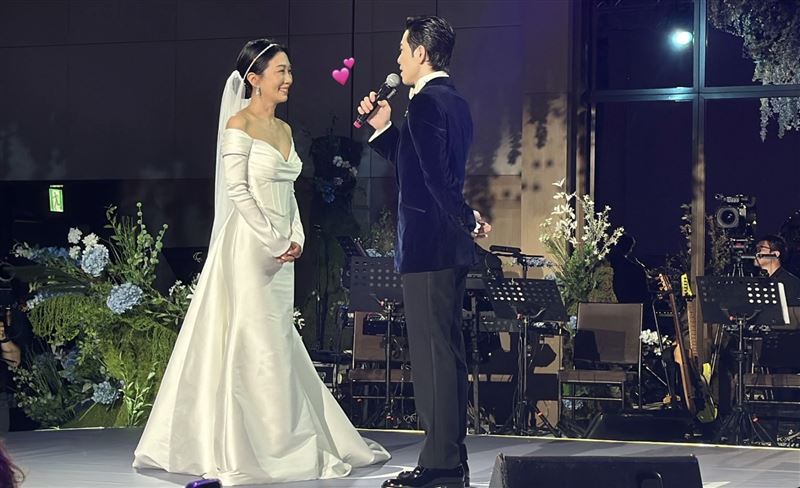 蕭敬騰婚禮「女兒視角」曝光 梧桐妹褪去公主裝!進場換火辣深V造型