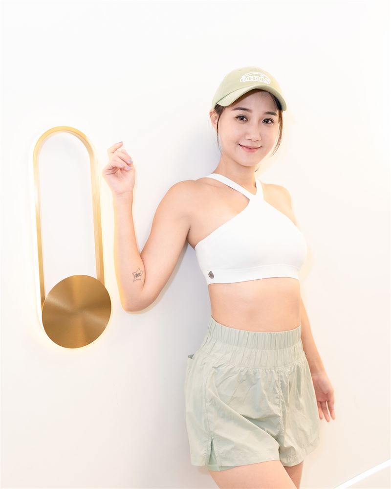 何妤玟「嗆割韭菜」辣曬比基尼回擊!網全噤聲 粉絲嗨喊:大叔愛看