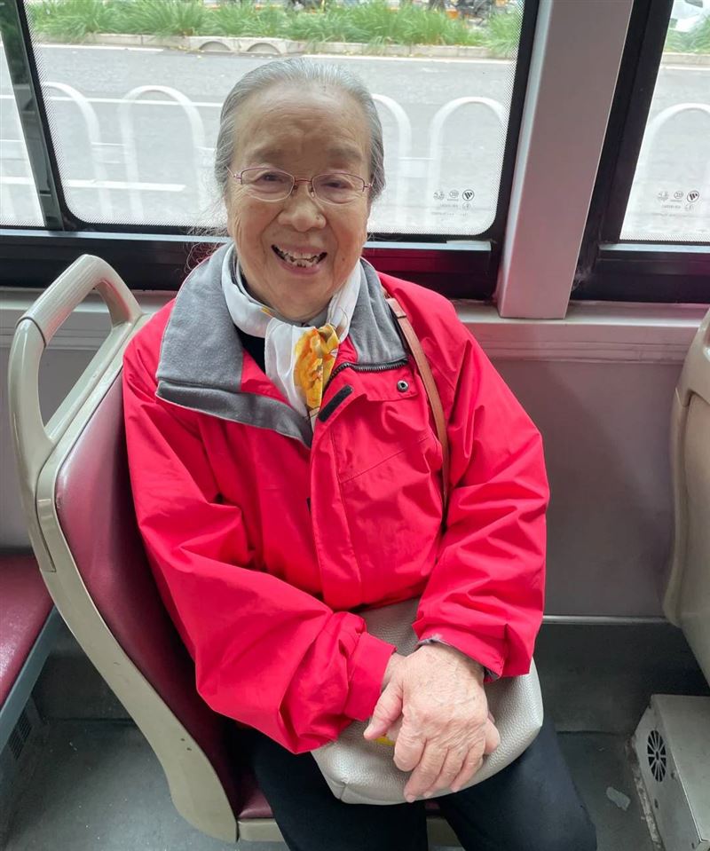 《還珠》容嬤嬤坐公車被拍!李明啟88歲近況曝光 「私下真面目」驚呆網