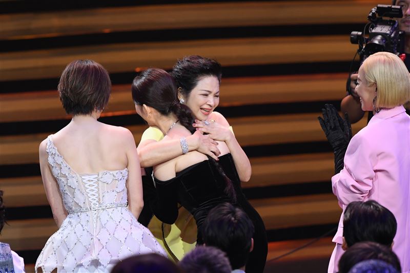 金鐘59/不忘感謝吳慷仁!楊貴媚時隔25年再把視后抱回家 喊話不漲價