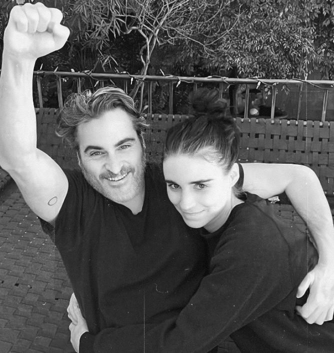 時尚無尺度!39歲影后薄紗露「白色蕾絲底褲」 網嚇壞:阿嬤三角內褲