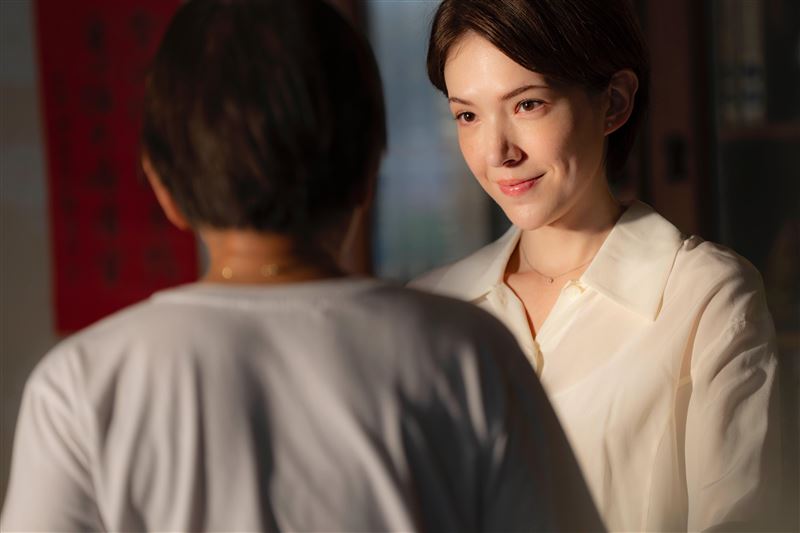 才剛敲鐘獲最佳女配!楊謹華野外上演「百人瑜珈」害羞心情全吐