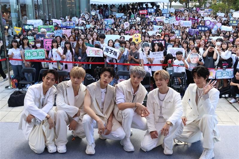 Ozone簽唱會擠爆!粉絲台上淚崩「背後原因」曝 不畏負評吐心聲