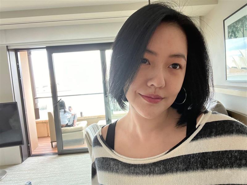 小S愛女Lily辦17歲生日趴 俏皮嘟嘴吃蛋糕!露鎖骨愛的抱抱