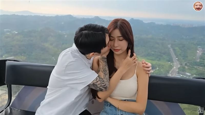 街頭浪漫告白F級辣模!網紅隔日「戀情告吹」錯愕發聲:太突然