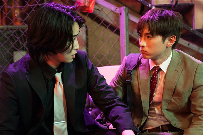 阿本男男吻畫面曝光!風雨交加之下心跳加速 羞認希望「香香的」