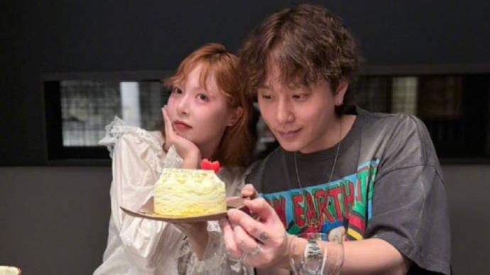 泫雅超甜蜜月照流出!白色澎澎裙挺肚 全網驚:有喜了?