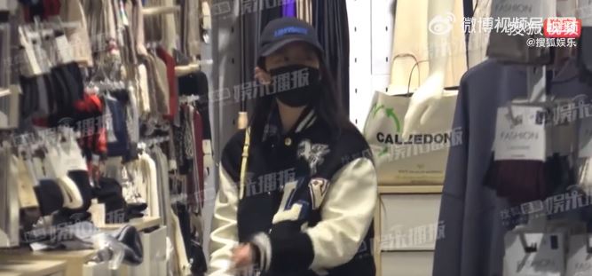 素顏逛街全被拍！37歲劉亦菲狀態好到不像話　網狂讚：青春女大生