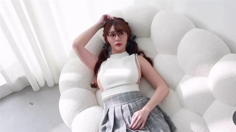 尺度大開了!短今火辣寫真「側邊挖空」被打碼 畫面曝光網全暈