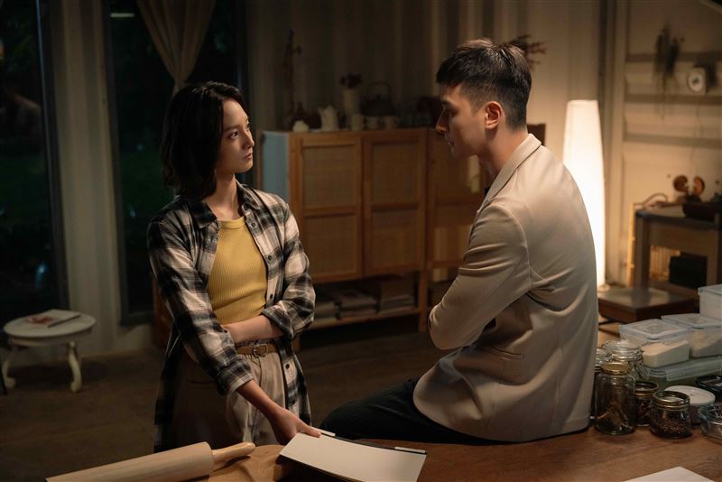 張軒睿化身霸道總裁！韓寧「甜蜜捏臉臉」抱抱　曖昧冒粉紅泡泡