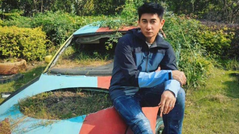 吳奇隆玩開了！草地上大秀「空中一字馬」　54歲真實狀態嚇壞網