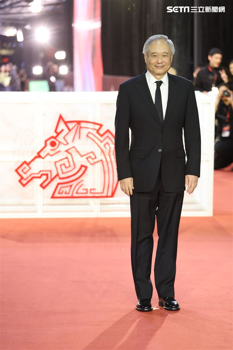 不是AKIRA！林志玲「燦笑依偎西裝男」　甜讚：最透徹又浪漫的雙眼