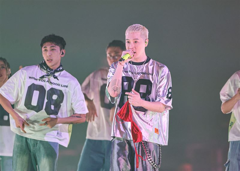 周湯豪唱到一半「內衣狂丟」！72歲超大咖女星突上台　狀態驚人