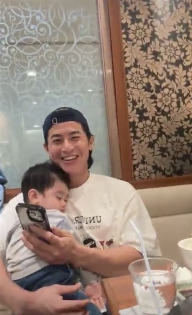 「國民老公」陳傑憲慶功宴哄兒睡噴父愛！畫面竟害慘名導「睡公園」