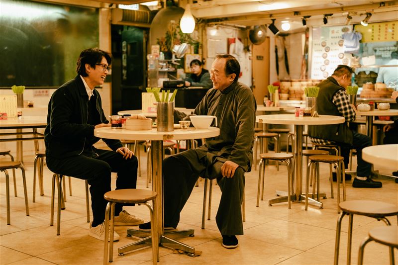 許冠文累到躺棺材！隔32年合作黃子華　他嘆「人比鬼可怕」吐靈異怪事