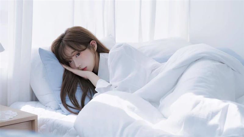 沒椅子可坐!李珠珢應援現場「跪地」休息畫面流出 網驚呼:好卑微