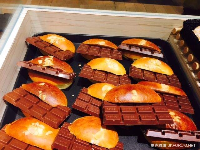 巧克力控要瘋了!這麵包裡竟夾了一整片巧克力?網友:老闆真豪邁