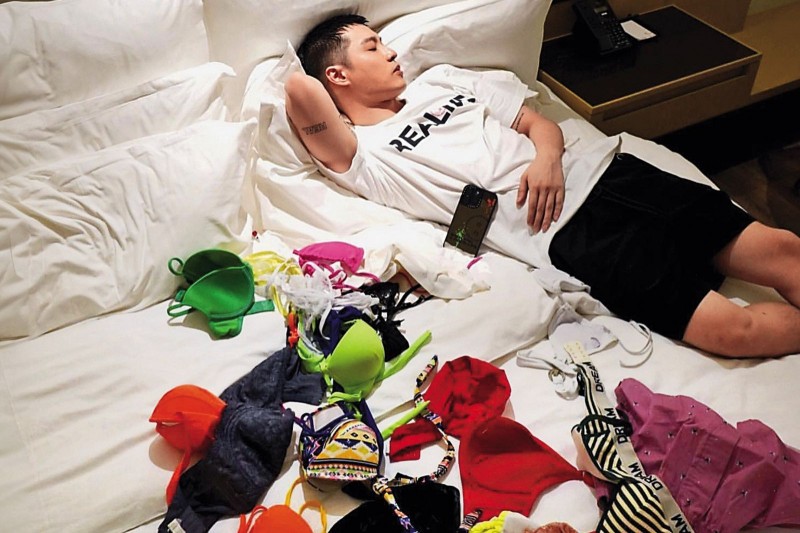 摳門慶功宴惹怨/周湯豪邀宴又不給進場 幕後人員怒:把我們當猴耍