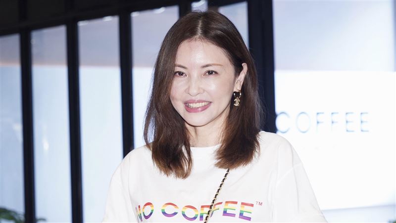 何如芸2兒子超帥!「高過媽媽」三人合照宛若姊弟 繼承媽媽高顏值