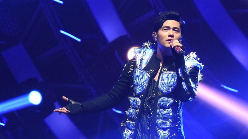 周杰倫演唱會出包了!開場前「誤噴結尾彩帶」工作人員急收拾善後