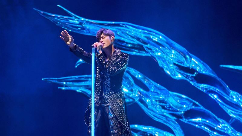 周杰倫老婆昆凌驚喜現身!穿超辣迷你裙搭長馬靴黑絲襪 合體婆婆葉惠美