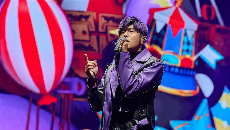 看周杰倫「站椅子、開閃光燈」!林襄道歉還原現場 IG仍被洗版:好玩嗎