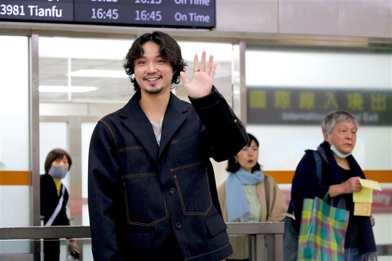 出動舞獅接機！日男神首來台「機場成簽名會」行蹤曝光