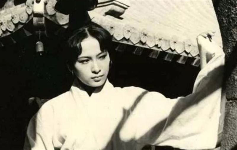 她拍戲幫老公還債,卻嫁給債主!如今繼承債主百億資產,成為人生贏家