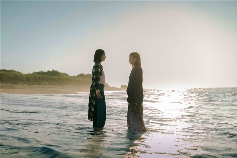 女友「超閨密情」海邊女女激吻!坦白:受吸引 張軒睿戴綠帽氣炸大吵