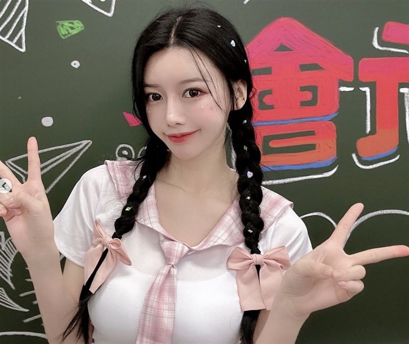 捷運制服嫩妹「竟是李雅英」合體一粒、Yuri　網嗨翻：神仙陣容