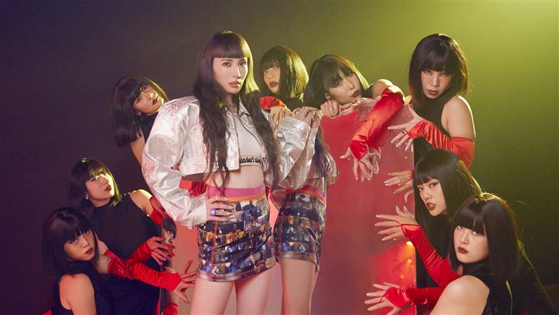 魏如萱離婚2年緊黏男星!曬親密照穿超辣 露肩小可愛搭短裙秀美腿