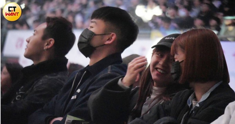 王齊麟看統神對戰蹦闆熱血沸騰 未婚妻「十元」愛相隨滑手機解悶