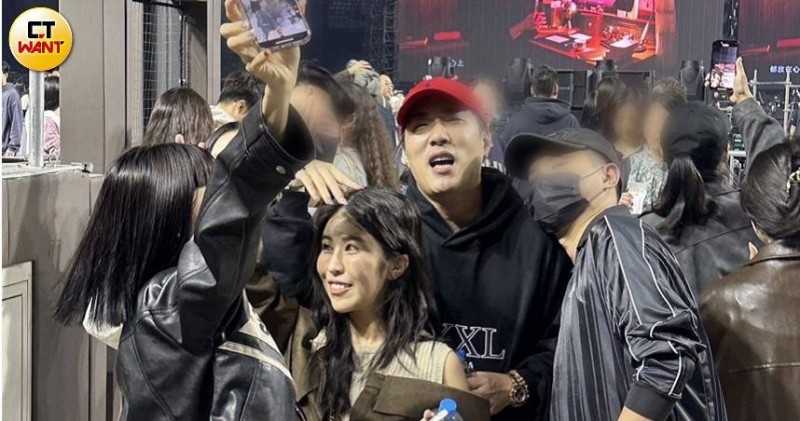 演唱會之亂！女觀眾偷渡琴酒進大巨蛋　余祥銓陪喝把周杰倫當助興