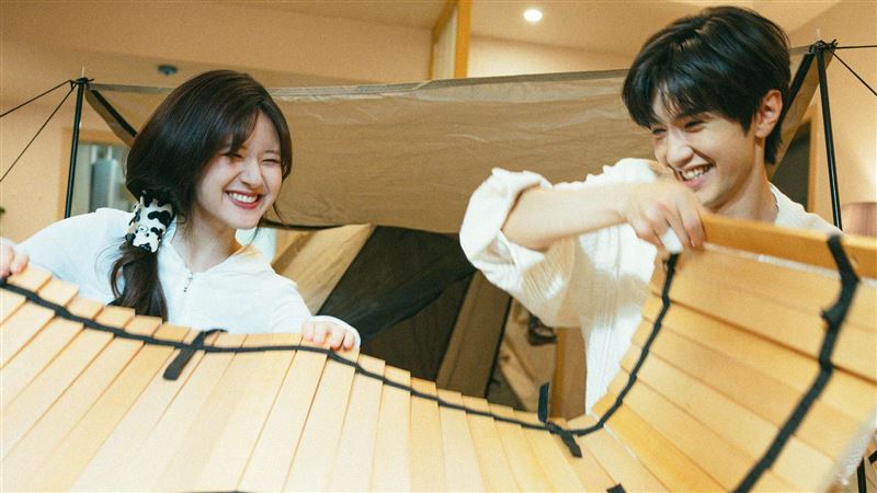 趙露思才出事!「28歲帥男友」跨年遭抓包對嘴假唱 忘拿麥尷尬畫面曝