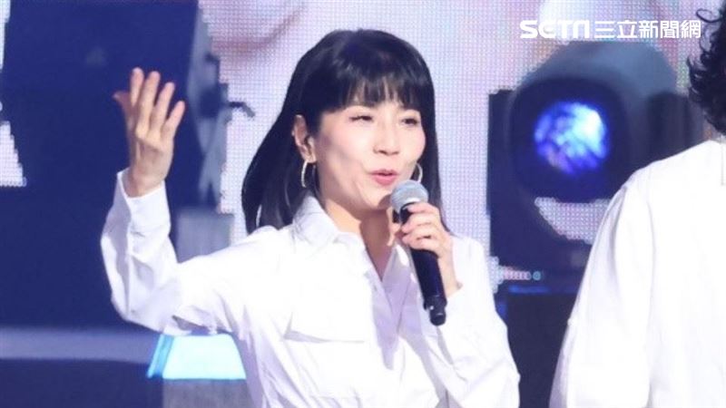 玉女歌手開唱辣秀蠻腰!一查年紀56歲超震驚 生過2個孩子現在已經當嬤