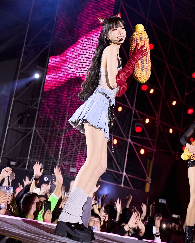 50歲謝金燕罕消失跨年！尾牙突現身透視裝「抖奶熱舞」　震撼畫面曝