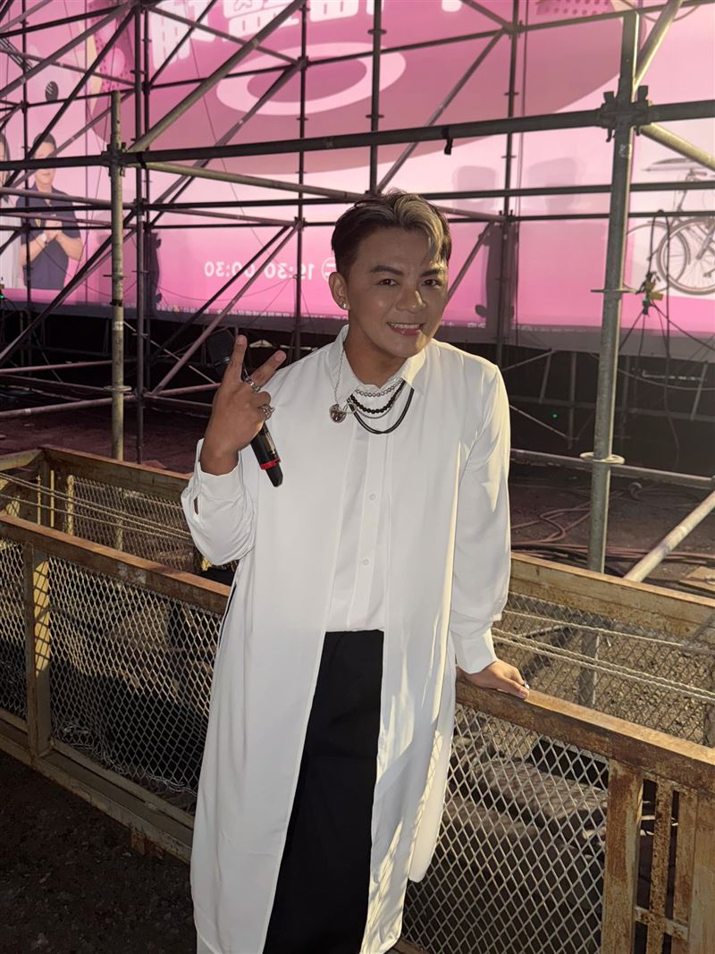 台語歌手車禍出事了！車門遭大貨車車輪卡死　「驚悚現場照」曝光