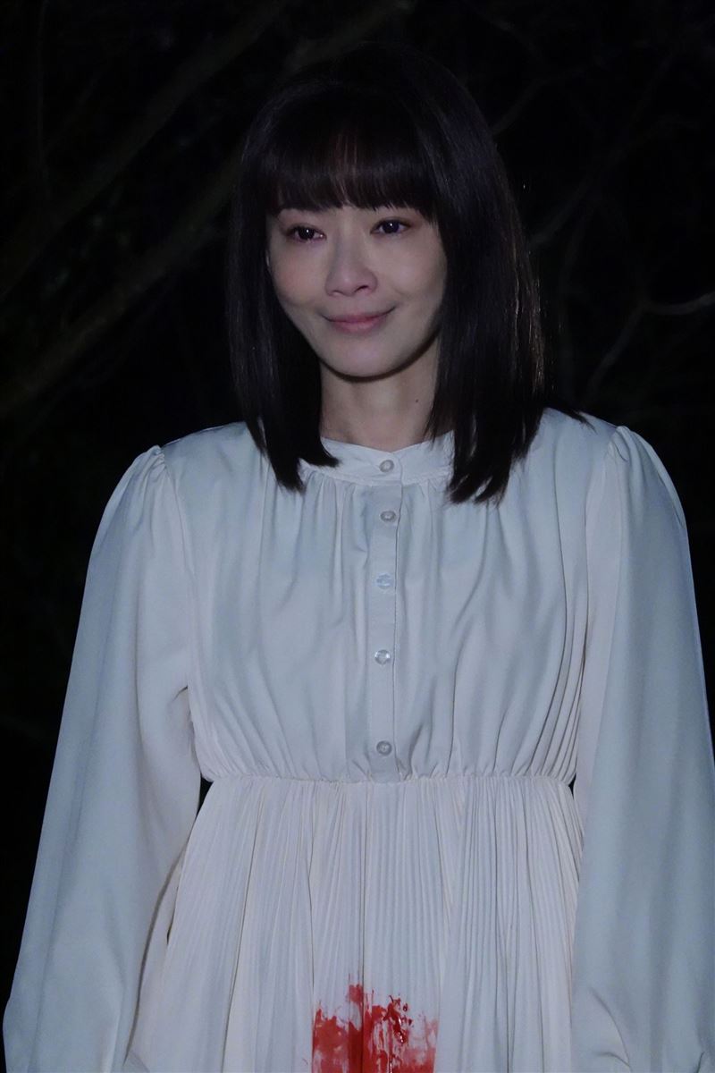 ​侯怡君嗑鹽酥雞看好戲！楚宣一旁跪地磕頭道歉　自嘲：好像在求賜食