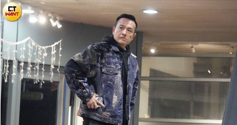 小鐘示愛小24歲女團成員　共處4小時樂跑腿買餐送暖