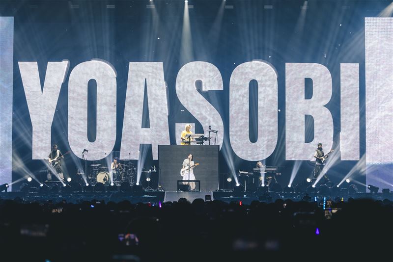 直擊／YOASOBI攻蛋嗨翻！萬人齊唱〈Idol〉見60萬人瘋搶：你們是菁英