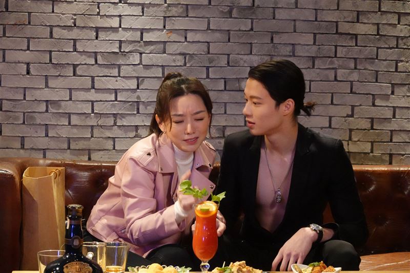 19歲星二代「下海當牛郎」!爸緊張整夜難眠 胸膛開深V被讚可塑之才