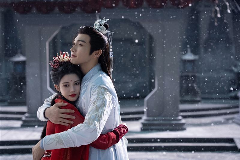 「古裝女神」床上撲倒裸身男主角 露美腿、香肩直球告白「強制愛」