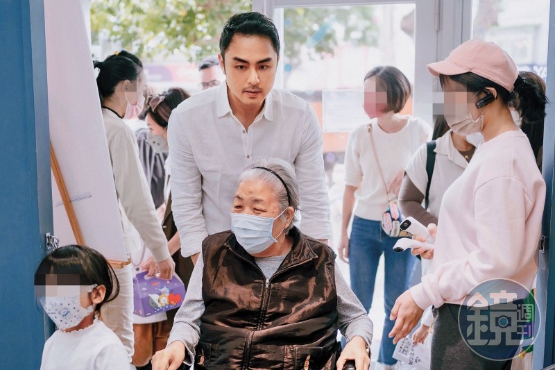 明道陪72歲母過年行程滿　知足：人生像中了樂透