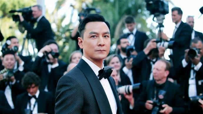 吳彥祖怒了！搭機後座乘客「光腳踩他扶手」　氣炸拍照公審斥：太噁心了