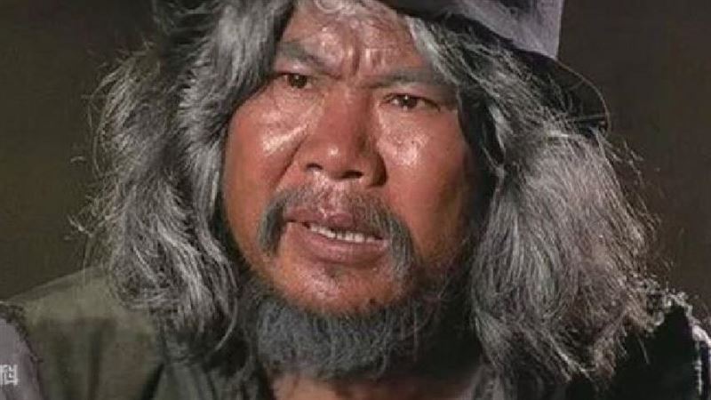 他是李小龍摯友，因相貌醜演了一輩子配角！卻把兒子培養成功夫巨星