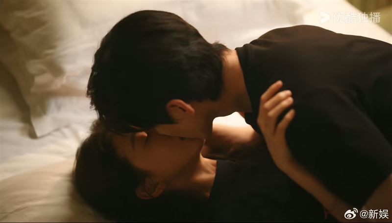 白敬亭《難哄》被瞿友寧「扒光」 激情撲倒章若楠!竟是導演親自示範