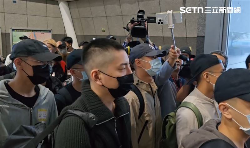 快訊／王大陸平頭造型亮相！搭莒光專車入伍服役…脫毛帽面無表情抵台中